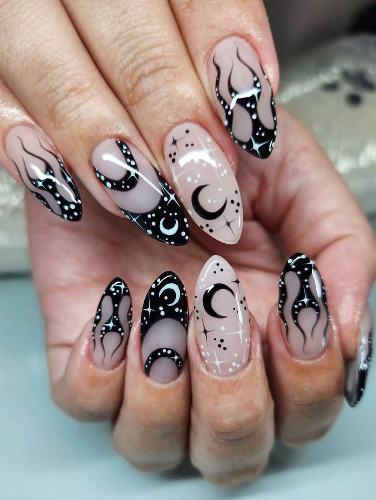 Toni Nails 2 Vietnam manicura negra y blanca con lunas y estrellas